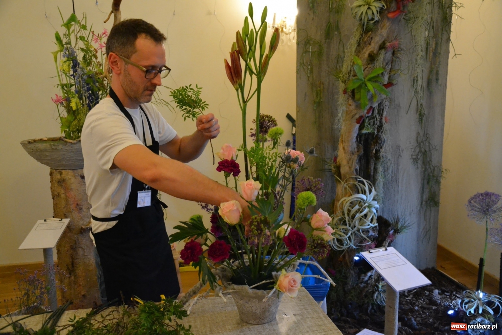 Zdjęcie w galerii na portalu naszraciborz.pl: Tomasz Paszczyński z Raciborza zwycięża w III Krajowych Mistrzostwach Florystycznych Regionu Śląsko-Opolskiego wiadomości z regionu