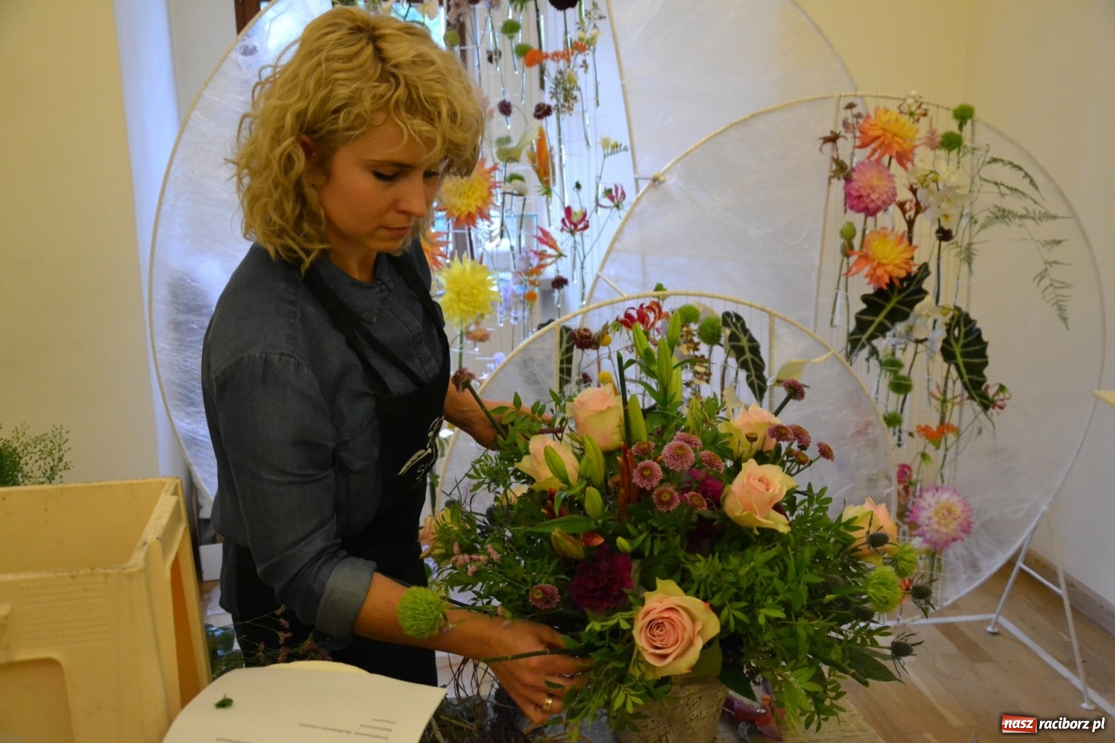 Zdjęcie w galerii na portalu naszraciborz.pl: Tomasz Paszczyński z Raciborza zwycięża w III Krajowych Mistrzostwach Florystycznych Regionu Śląsko-Opolskiego wiadomości z regionu