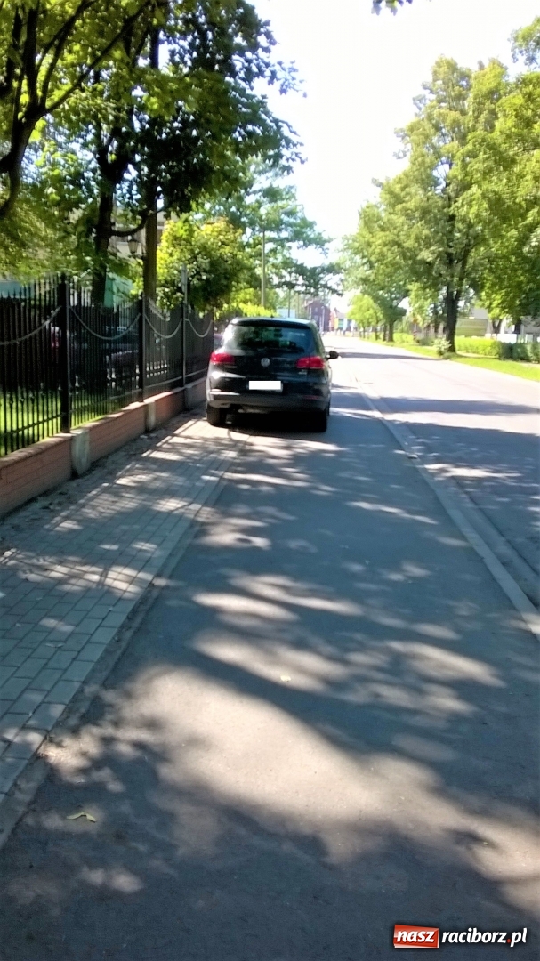 Zdjęcie w galerii na portalu naszraciborz.pl: Mistrz parkowania zaparkował na ścieżce rowerowej wiadomości z regionu