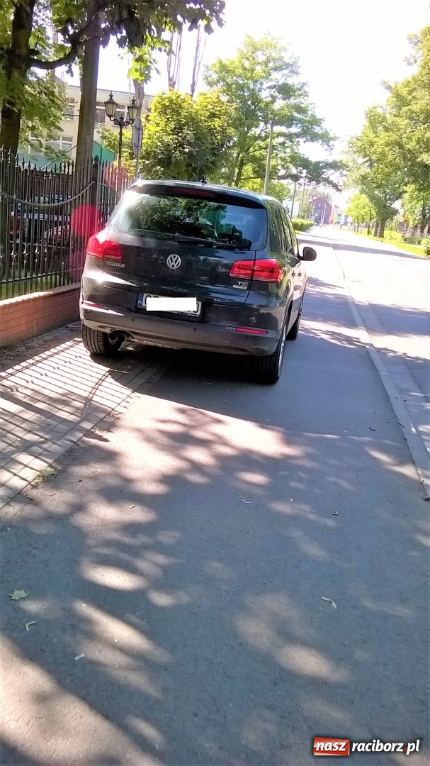 Zdjęcie w galerii na portalu naszraciborz.pl: Mistrz parkowania zaparkował na ścieżce rowerowej wiadomości z regionu