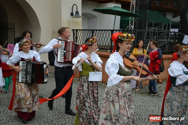 Zdjęcie w galerii na portalu naszraciborz.pl: Śląsk Kraina Wielu Kultur - występy zespołów na Zamku Piastowskim wiadomości z regionu