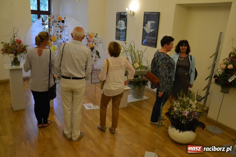 Zdjęcie w galerii na portalu naszraciborz.pl: III Krajowe Mistrzostwa Florystyczne Regionu Śląsko-Opolskiego - raciborzanin z nagrodą publiczności  wiadomości z regionu