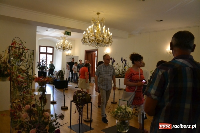 Zdjęcie w galerii na portalu naszraciborz.pl: III Krajowe Mistrzostwa Florystyczne Regionu Śląsko-Opolskiego - raciborzanin z nagrodą publiczności  wiadomości z regionu
