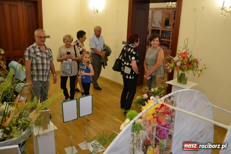 Zdjęcie w galerii na portalu naszraciborz.pl: III Krajowe Mistrzostwa Florystyczne Regionu Śląsko-Opolskiego - raciborzanin z nagrodą publiczności  wiadomości z regionu
