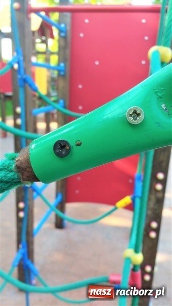 Zdjęcie w galerii na portalu naszraciborz.pl: Zabawa z dziećmi na placu zabaw może być... niebezpieczna! wiadomości z regionu