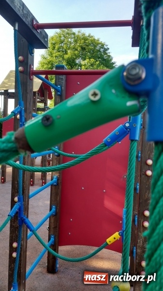 Zdjęcie w galerii na portalu naszraciborz.pl: Zabawa z dziećmi na placu zabaw może być... niebezpieczna! wiadomości z regionu