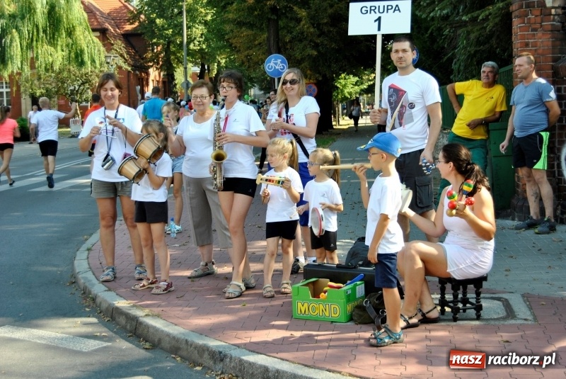 Zdjęcie w galerii na portalu naszraciborz.pl: III Rafako Półmaraton Racibórz - 500 zł dla najlepszej grupy dopingującej  wiadomości z regionu