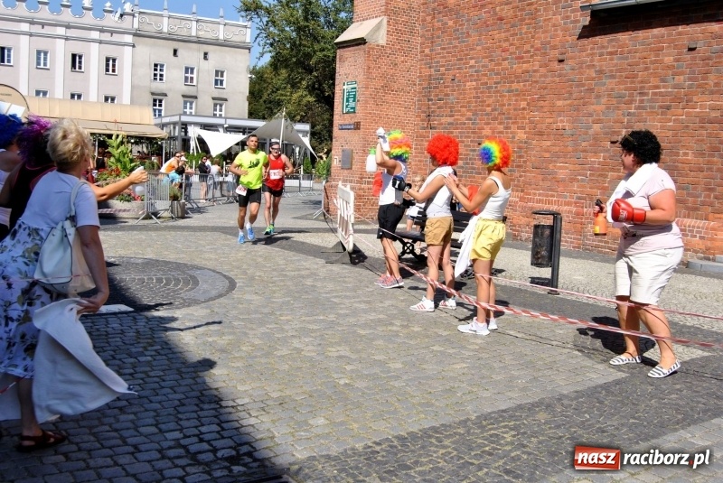 Zdjęcie w galerii na portalu naszraciborz.pl: III Rafako Półmaraton Racibórz - 500 zł dla najlepszej grupy dopingującej  wiadomości z regionu