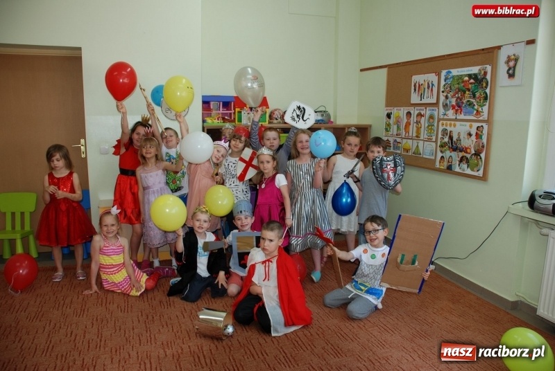 Zdjęcie w galerii na portalu naszraciborz.pl: Dzień Królewny i Królewicza w bibliotece w Ocicach wiadomości z regionu