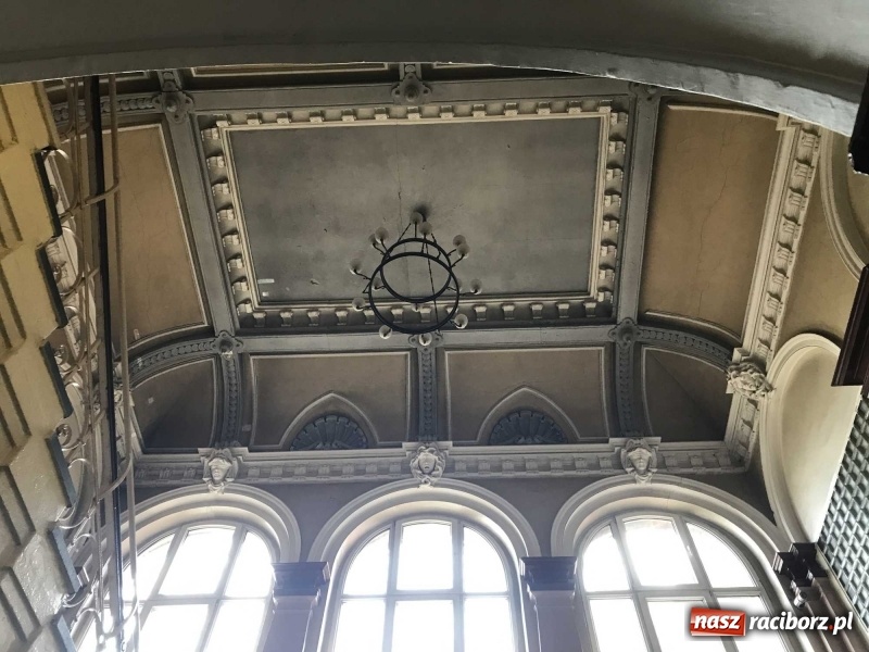 Zdjęcie w galerii na portalu naszraciborz.pl: Wnętrza starego sądu odzyskają blask. W dawnej sali posiedzeń odkryto freski wiadomości z regionu