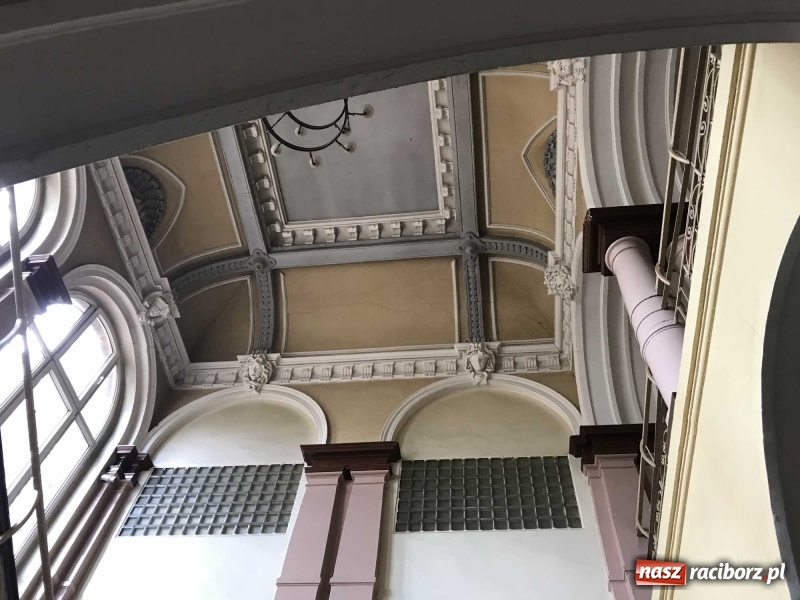 Zdjęcie w galerii na portalu naszraciborz.pl: Wnętrza starego sądu odzyskają blask. W dawnej sali posiedzeń odkryto freski wiadomości z regionu