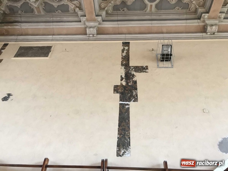 Zdjęcie w galerii na portalu naszraciborz.pl: Wnętrza starego sądu odzyskają blask. W dawnej sali posiedzeń odkryto freski wiadomości z regionu