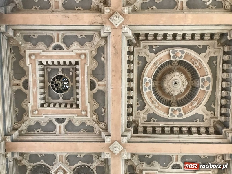 Zdjęcie w galerii na portalu naszraciborz.pl: Wnętrza starego sądu odzyskają blask. W dawnej sali posiedzeń odkryto freski wiadomości z regionu