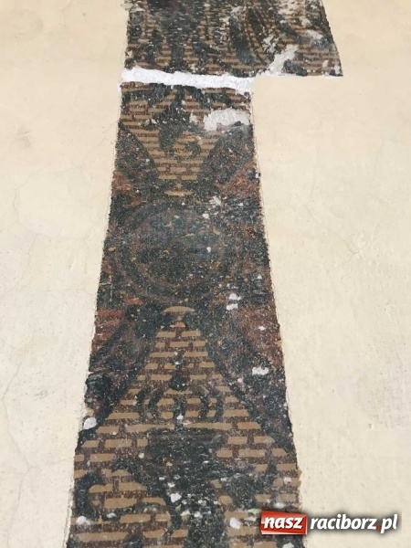 Zdjęcie w galerii na portalu naszraciborz.pl: Wnętrza starego sądu odzyskają blask. W dawnej sali posiedzeń odkryto freski wiadomości z regionu