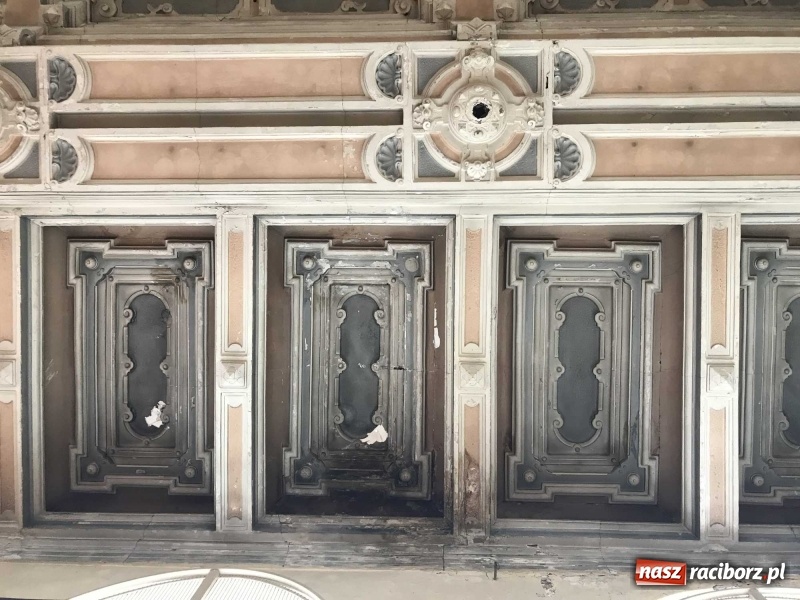 Zdjęcie w galerii na portalu naszraciborz.pl: Wnętrza starego sądu odzyskają blask. W dawnej sali posiedzeń odkryto freski wiadomości z regionu