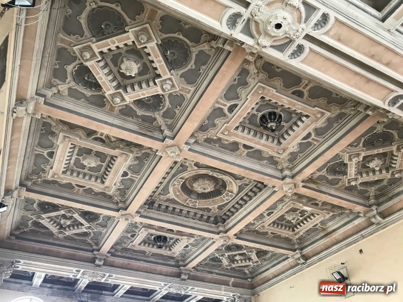 Zdjęcie w galerii na portalu naszraciborz.pl: Wnętrza starego sądu odzyskają blask. W dawnej sali posiedzeń odkryto freski wiadomości z regionu