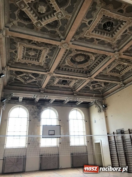 Zdjęcie w galerii na portalu naszraciborz.pl: Wnętrza starego sądu odzyskają blask. W dawnej sali posiedzeń odkryto freski wiadomości z regionu