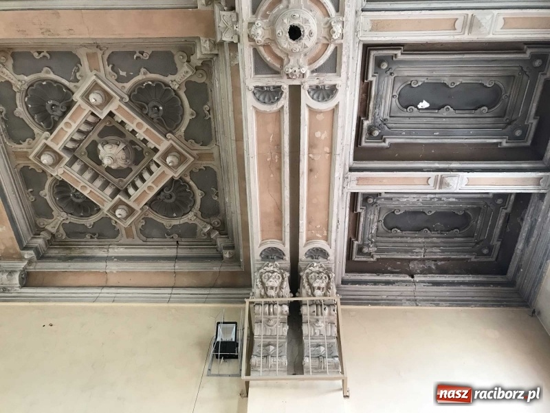 Zdjęcie w galerii na portalu naszraciborz.pl: Wnętrza starego sądu odzyskają blask. W dawnej sali posiedzeń odkryto freski wiadomości z regionu