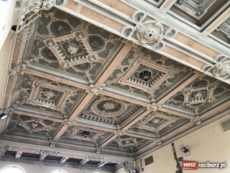 Zdjęcie w galerii na portalu naszraciborz.pl: Wnętrza starego sądu odzyskają blask. W dawnej sali posiedzeń odkryto freski wiadomości z regionu