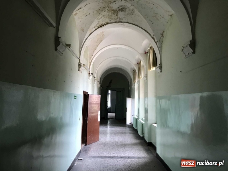 Zdjęcie w galerii na portalu naszraciborz.pl: Wnętrza starego sądu odzyskają blask. W dawnej sali posiedzeń odkryto freski wiadomości z regionu