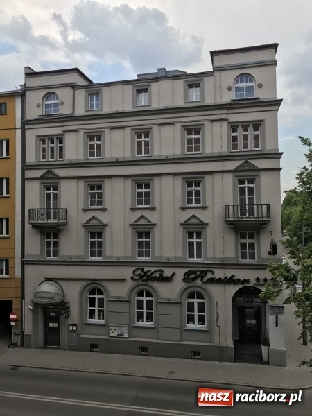 Zdjęcie w galerii na portalu naszraciborz.pl: Wnętrza starego sądu odzyskają blask. W dawnej sali posiedzeń odkryto freski wiadomości z regionu