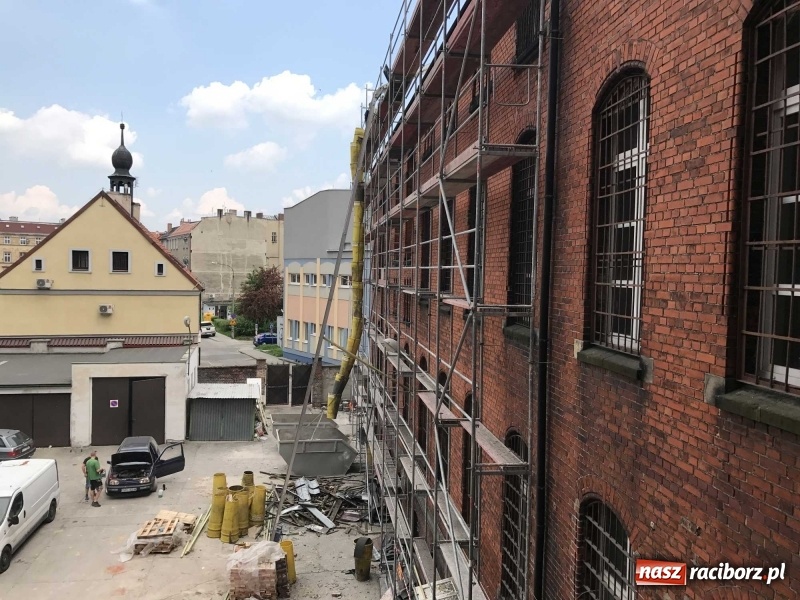 Zdjęcie w galerii na portalu naszraciborz.pl: Wnętrza starego sądu odzyskają blask. W dawnej sali posiedzeń odkryto freski wiadomości z regionu