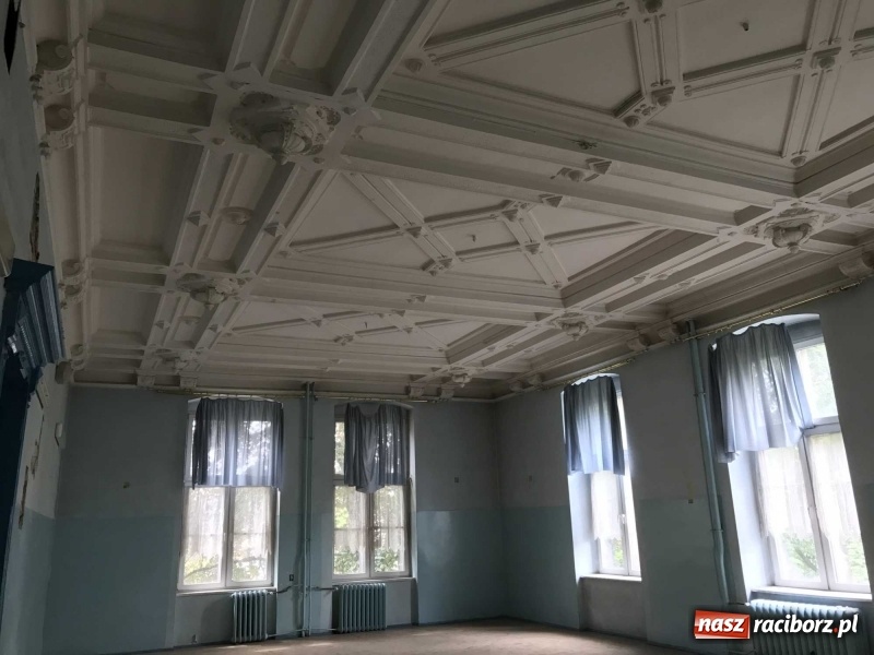 Zdjęcie w galerii na portalu naszraciborz.pl: Wnętrza starego sądu odzyskają blask. W dawnej sali posiedzeń odkryto freski wiadomości z regionu