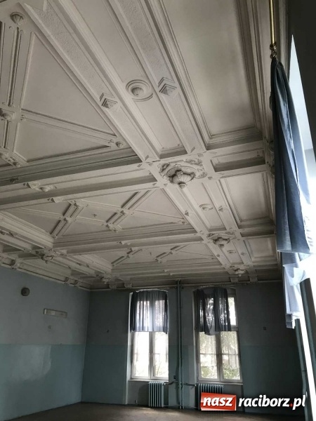 Zdjęcie w galerii na portalu naszraciborz.pl: Wnętrza starego sądu odzyskają blask. W dawnej sali posiedzeń odkryto freski wiadomości z regionu