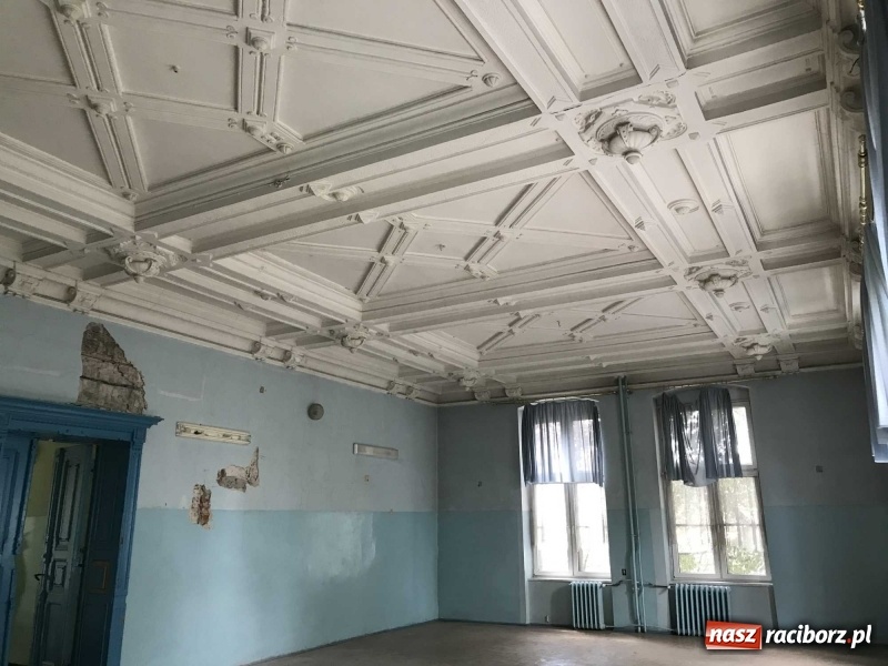 Zdjęcie w galerii na portalu naszraciborz.pl: Wnętrza starego sądu odzyskają blask. W dawnej sali posiedzeń odkryto freski wiadomości z regionu