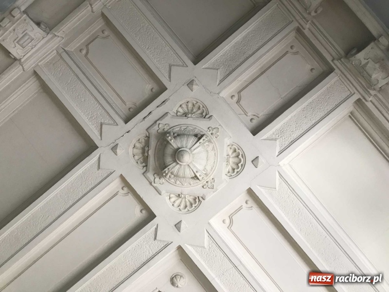 Zdjęcie w galerii na portalu naszraciborz.pl: Wnętrza starego sądu odzyskają blask. W dawnej sali posiedzeń odkryto freski wiadomości z regionu