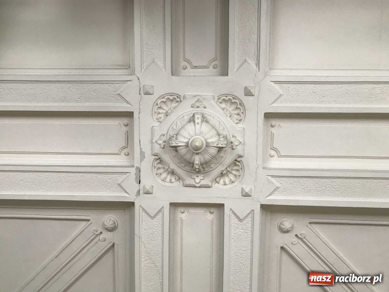 Zdjęcie w galerii na portalu naszraciborz.pl: Wnętrza starego sądu odzyskają blask. W dawnej sali posiedzeń odkryto freski wiadomości z regionu