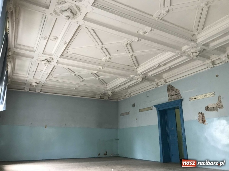 Zdjęcie w galerii na portalu naszraciborz.pl: Wnętrza starego sądu odzyskają blask. W dawnej sali posiedzeń odkryto freski wiadomości z regionu