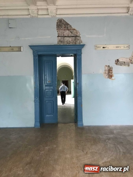 Zdjęcie w galerii na portalu naszraciborz.pl: Wnętrza starego sądu odzyskają blask. W dawnej sali posiedzeń odkryto freski wiadomości z regionu