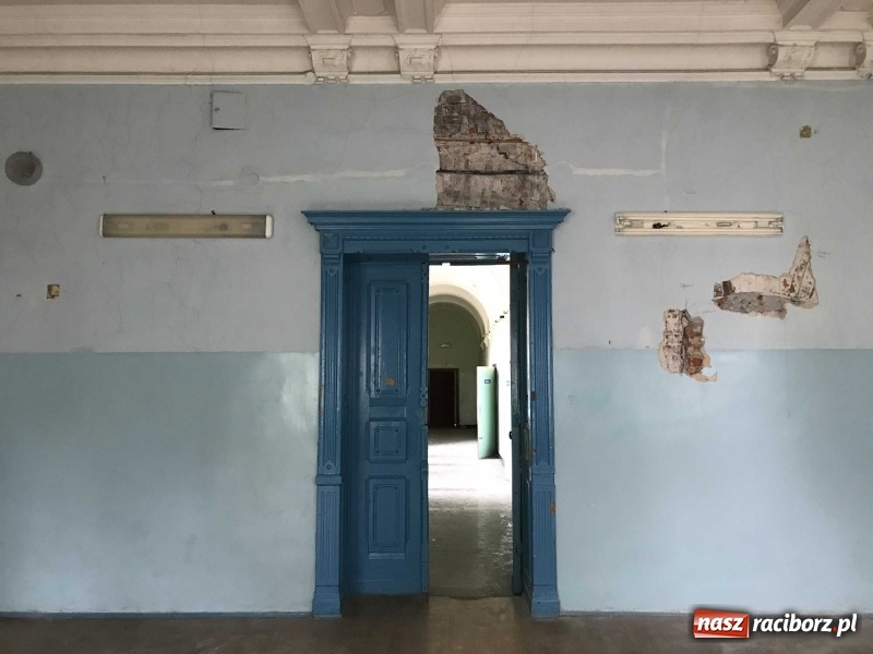 Zdjęcie w galerii na portalu naszraciborz.pl: Wnętrza starego sądu odzyskają blask. W dawnej sali posiedzeń odkryto freski wiadomości z regionu