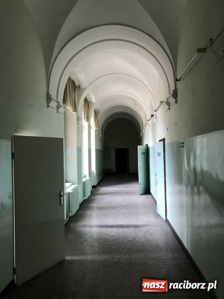 Zdjęcie w galerii na portalu naszraciborz.pl: Wnętrza starego sądu odzyskają blask. W dawnej sali posiedzeń odkryto freski wiadomości z regionu