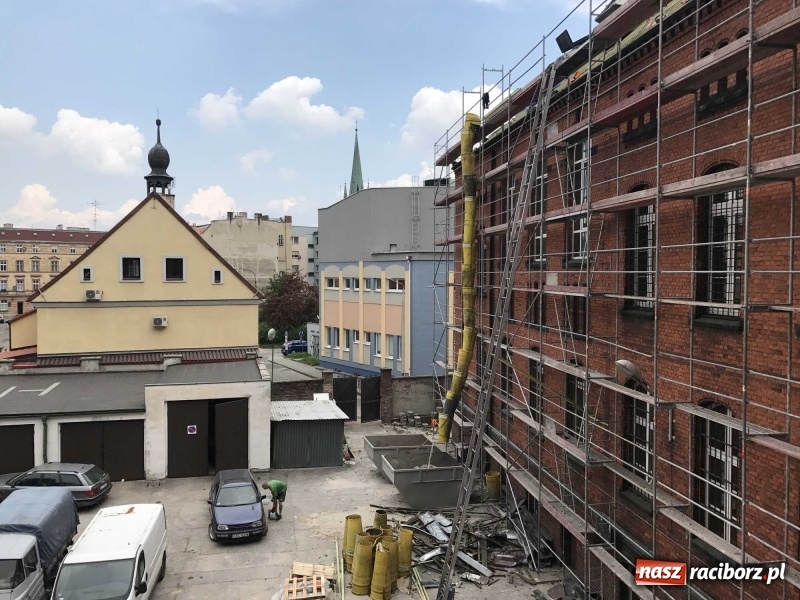 Zdjęcie w galerii na portalu naszraciborz.pl: Wnętrza starego sądu odzyskają blask. W dawnej sali posiedzeń odkryto freski wiadomości z regionu