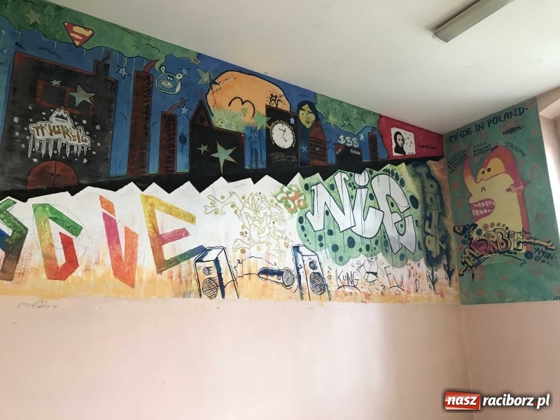 Zdjęcie w galerii na portalu naszraciborz.pl: Wnętrza starego sądu odzyskają blask. W dawnej sali posiedzeń odkryto freski wiadomości z regionu