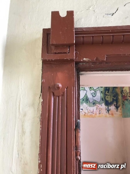 Zdjęcie w galerii na portalu naszraciborz.pl: Wnętrza starego sądu odzyskają blask. W dawnej sali posiedzeń odkryto freski wiadomości z regionu