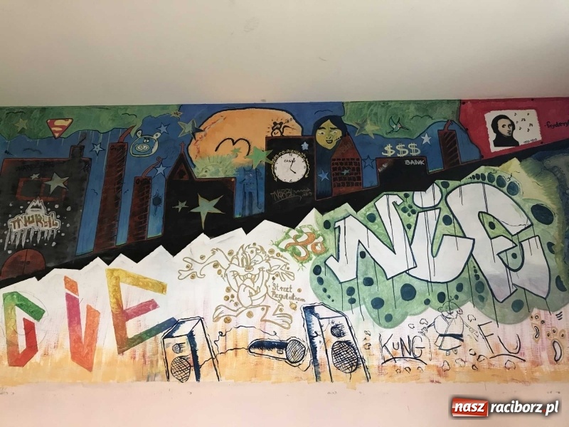 Zdjęcie w galerii na portalu naszraciborz.pl: Wnętrza starego sądu odzyskają blask. W dawnej sali posiedzeń odkryto freski wiadomości z regionu