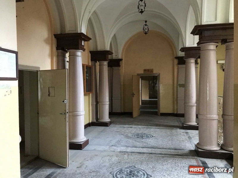 Zdjęcie w galerii na portalu naszraciborz.pl: Wnętrza starego sądu odzyskają blask. W dawnej sali posiedzeń odkryto freski wiadomości z regionu