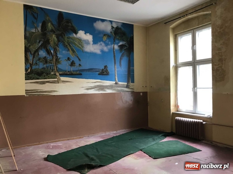 Zdjęcie w galerii na portalu naszraciborz.pl: Wnętrza starego sądu odzyskają blask. W dawnej sali posiedzeń odkryto freski wiadomości z regionu