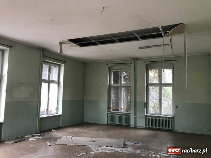 Zdjęcie w galerii na portalu naszraciborz.pl: Wnętrza starego sądu odzyskają blask. W dawnej sali posiedzeń odkryto freski wiadomości z regionu