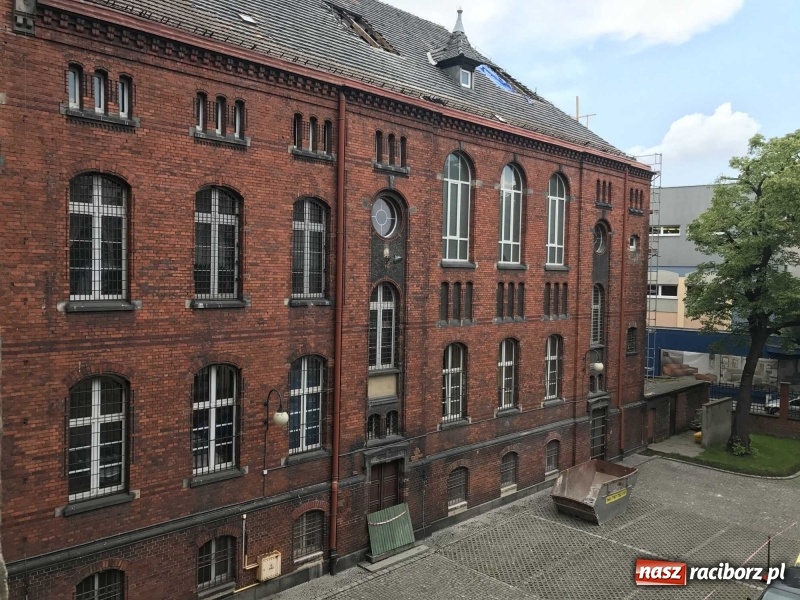 Zdjęcie w galerii na portalu naszraciborz.pl: Wnętrza starego sądu odzyskają blask. W dawnej sali posiedzeń odkryto freski wiadomości z regionu