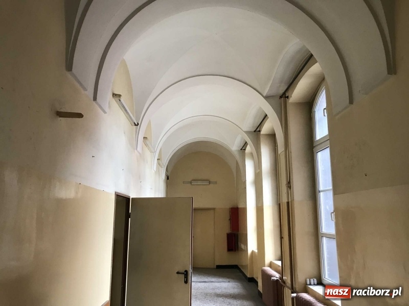 Zdjęcie w galerii na portalu naszraciborz.pl: Wnętrza starego sądu odzyskają blask. W dawnej sali posiedzeń odkryto freski wiadomości z regionu