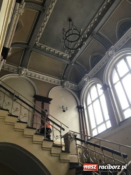 Zdjęcie w galerii na portalu naszraciborz.pl: Wnętrza starego sądu odzyskają blask. W dawnej sali posiedzeń odkryto freski wiadomości z regionu