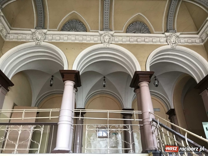 Zdjęcie w galerii na portalu naszraciborz.pl: Wnętrza starego sądu odzyskają blask. W dawnej sali posiedzeń odkryto freski wiadomości z regionu
