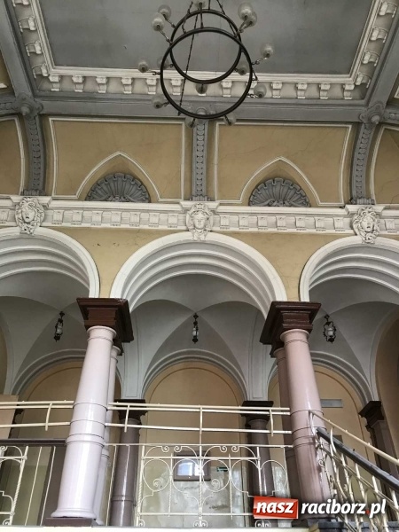Zdjęcie w galerii na portalu naszraciborz.pl: Wnętrza starego sądu odzyskają blask. W dawnej sali posiedzeń odkryto freski wiadomości z regionu