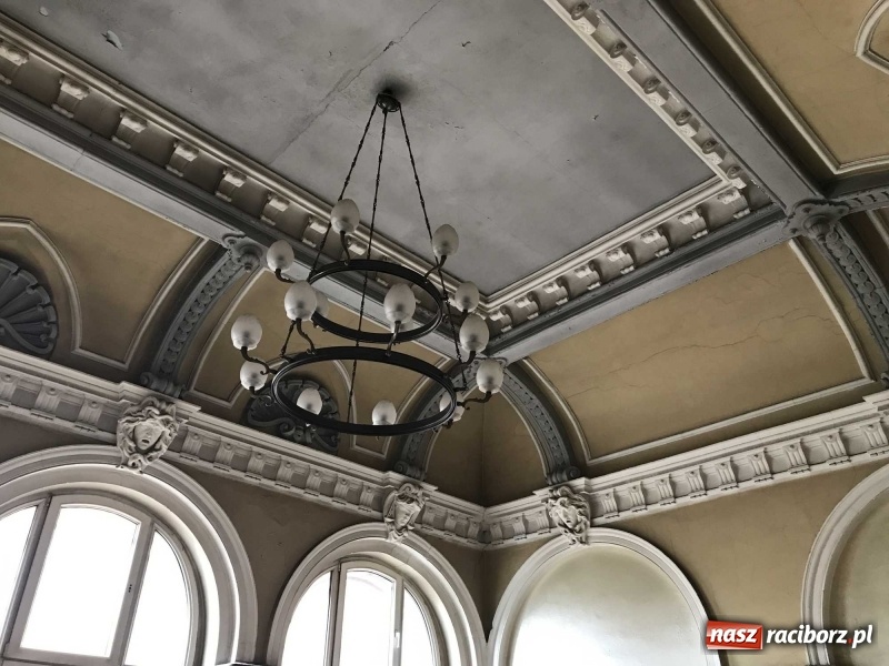 Zdjęcie w galerii na portalu naszraciborz.pl: Wnętrza starego sądu odzyskają blask. W dawnej sali posiedzeń odkryto freski wiadomości z regionu