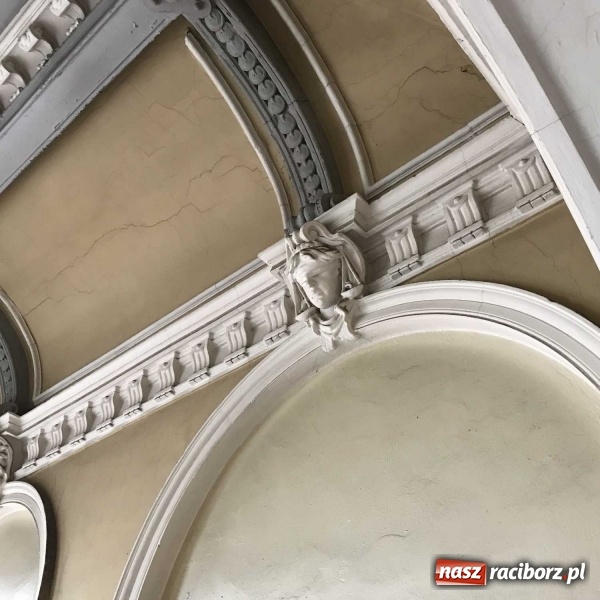 Zdjęcie w galerii na portalu naszraciborz.pl: Wnętrza starego sądu odzyskają blask. W dawnej sali posiedzeń odkryto freski wiadomości z regionu