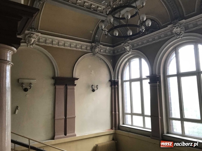 Zdjęcie w galerii na portalu naszraciborz.pl: Wnętrza starego sądu odzyskają blask. W dawnej sali posiedzeń odkryto freski wiadomości z regionu